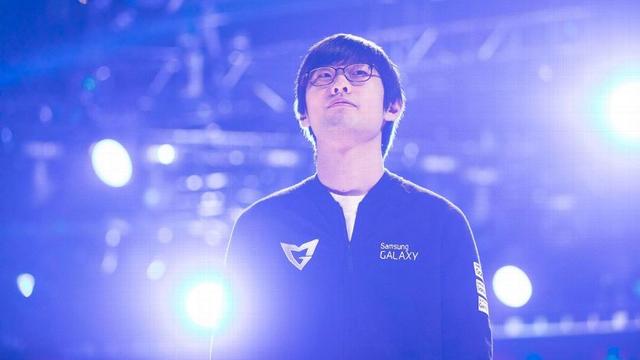 因上海受台风天气影响，官方表示今日解说杯赛程将延期至明天下午