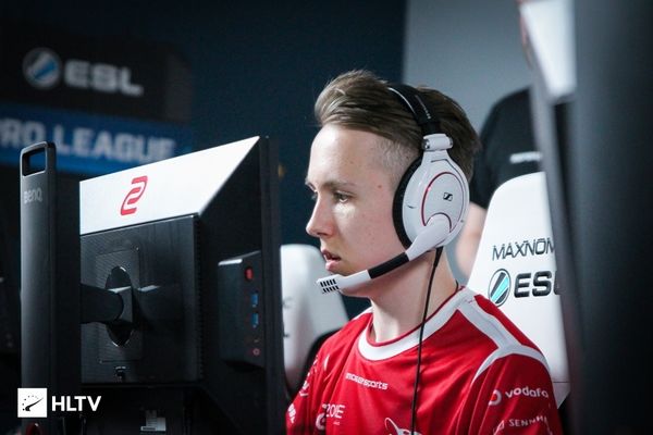 LPL夏季季后赛，TES被JDG让二追三，网友嘲讽：看起来是3-2，实际上5-0